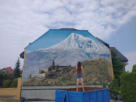 artystyczne malowanie na prywatnym budynku w Dębogórze " Góra Ararat"