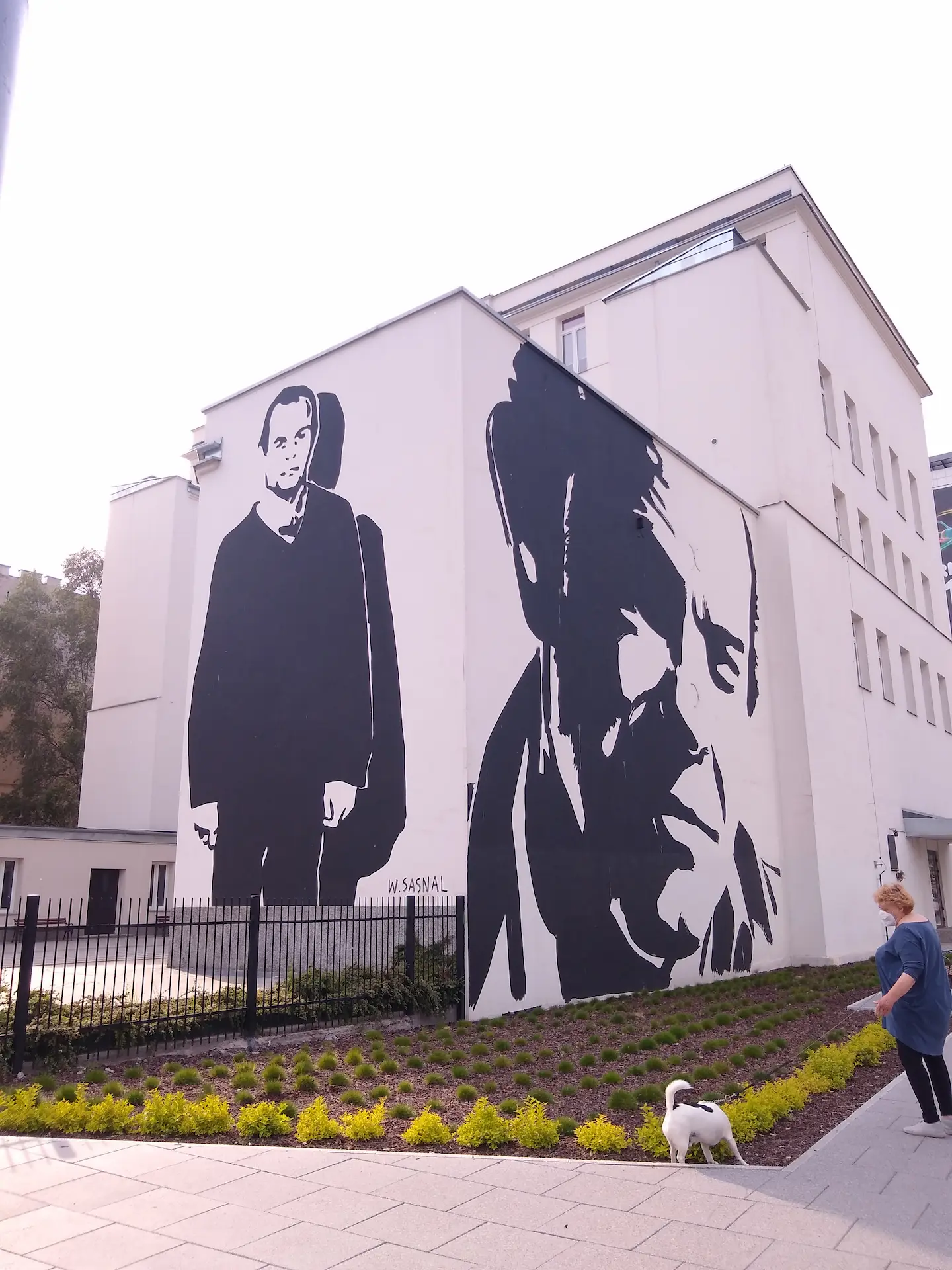Mural artystyczny na budynku Liceum Ogólnokształcącego im. Jacka Kuronia przy ulicy Złotej 58 w Warszawie - widok pod kątem