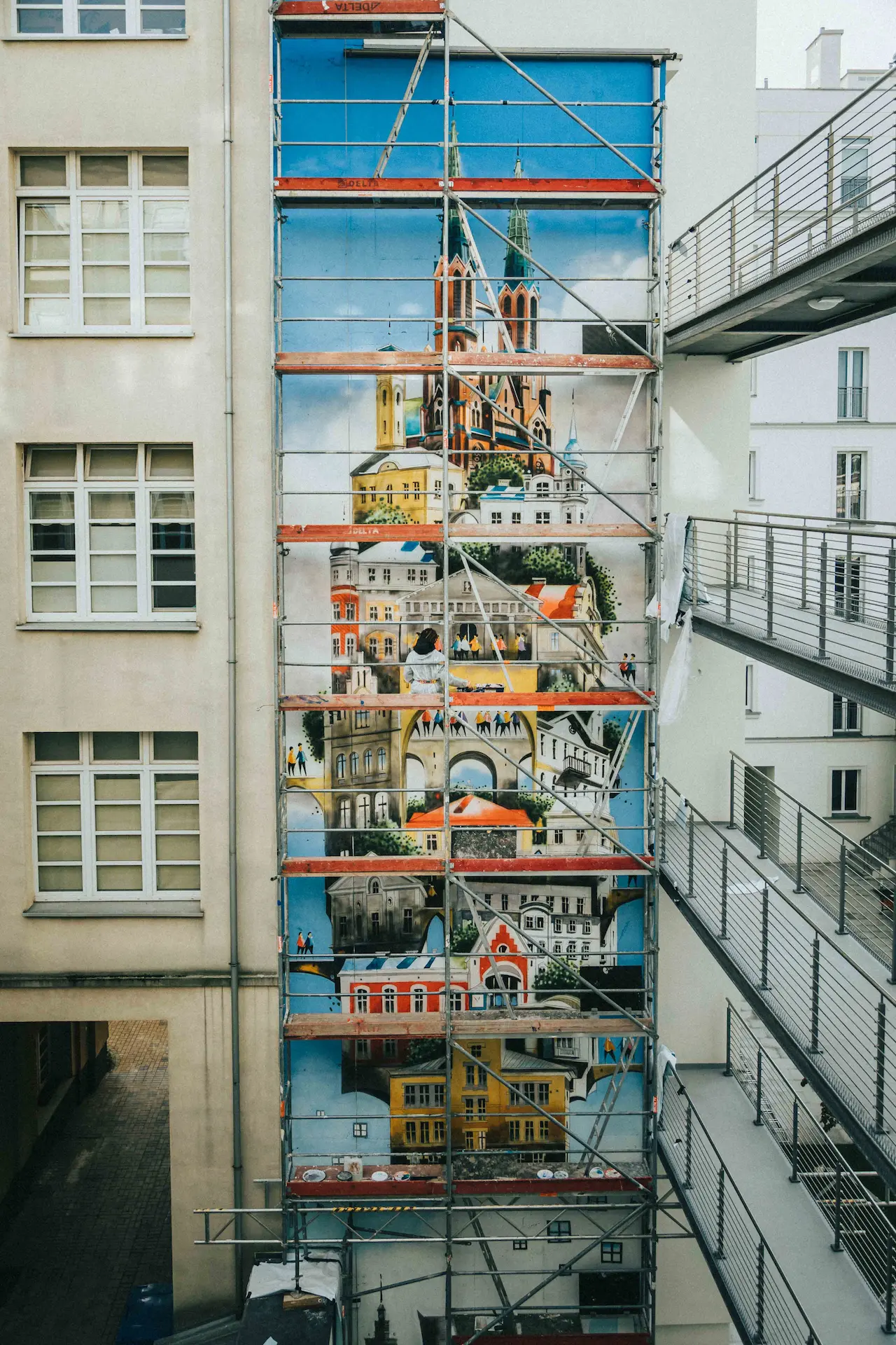 Mural dla inwestycji deweloperskiej w Warszawie, Praga-Południe widok podczas prac