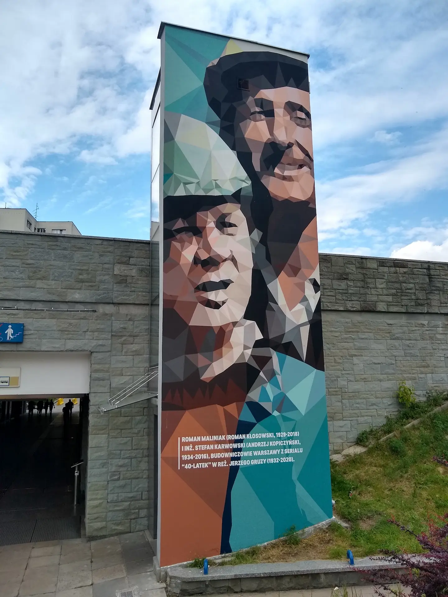 Mural poświęcony Bohaterom kultowego serialu "Czterdziestolatek". Inżyniera Karwowskiego i technika Maliniaka, widok z przodu