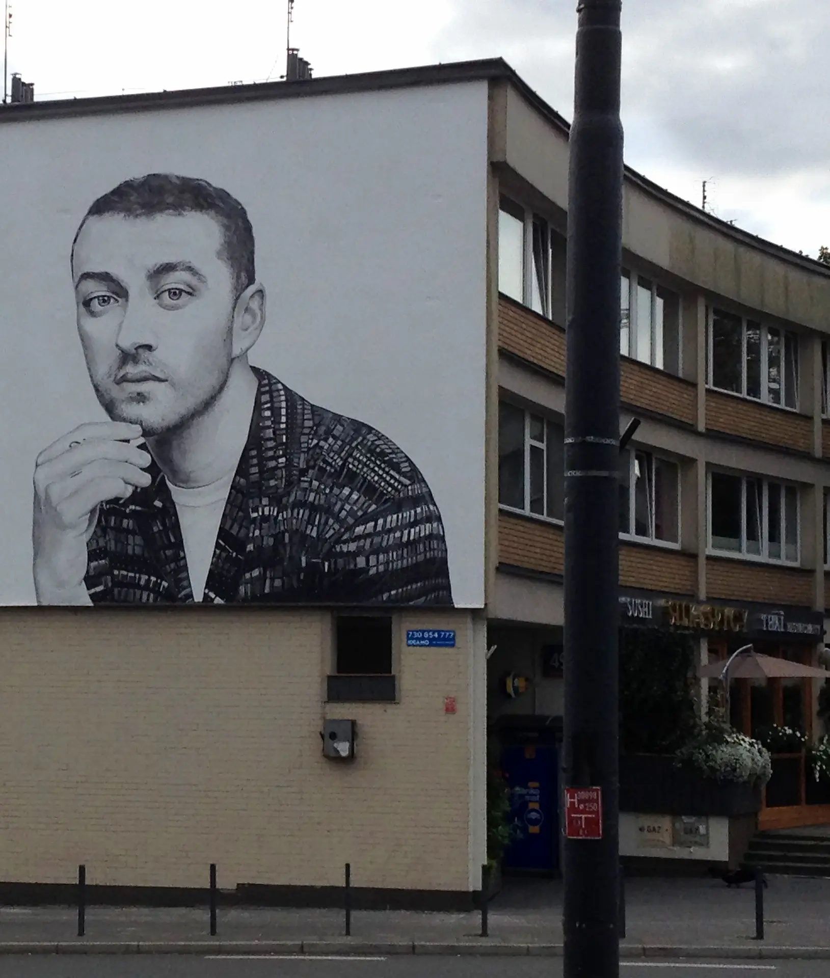 Mural reklamowy na ścianie budynku 1