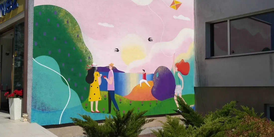 Murale artystyczne na ścianie budynku Ośrodka Polonez w Mrągowie 3