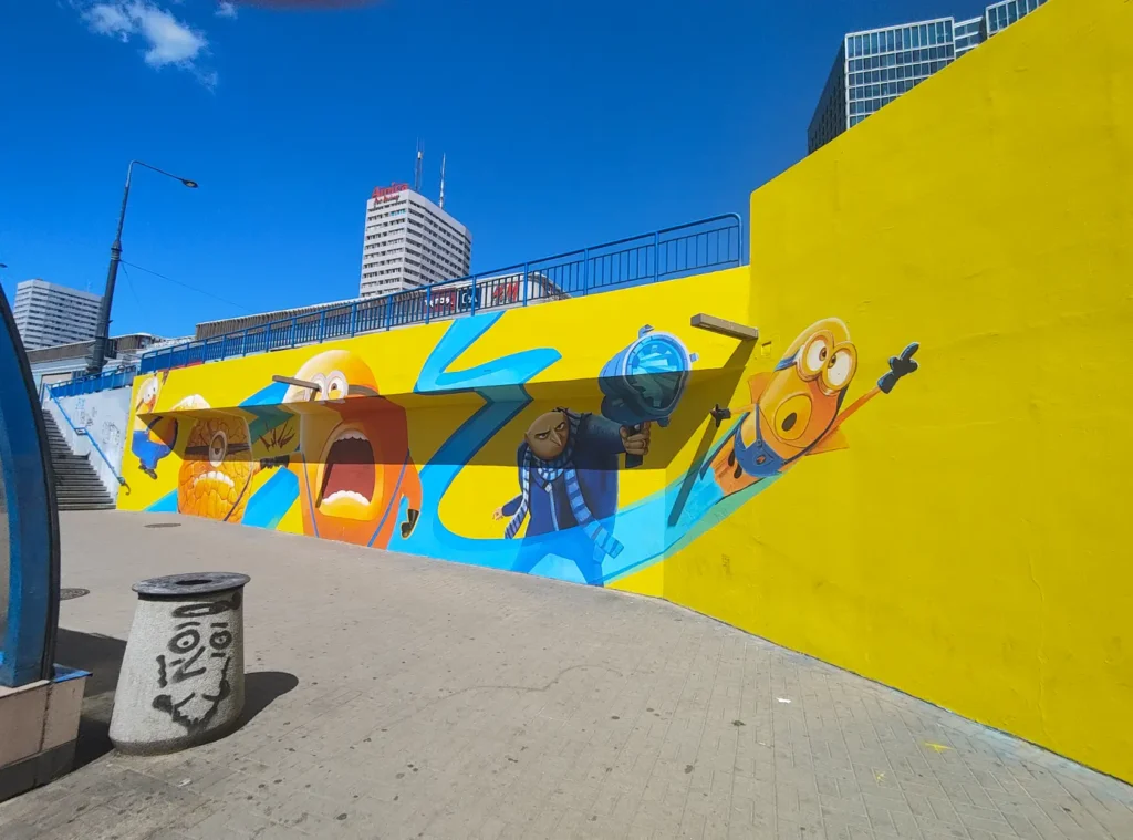 Mural promujący film Gru i Minionki w Warszawie 36