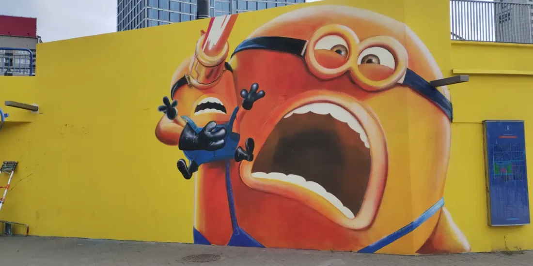 Mural promujący film Gru i Minionki w Warszawie 8